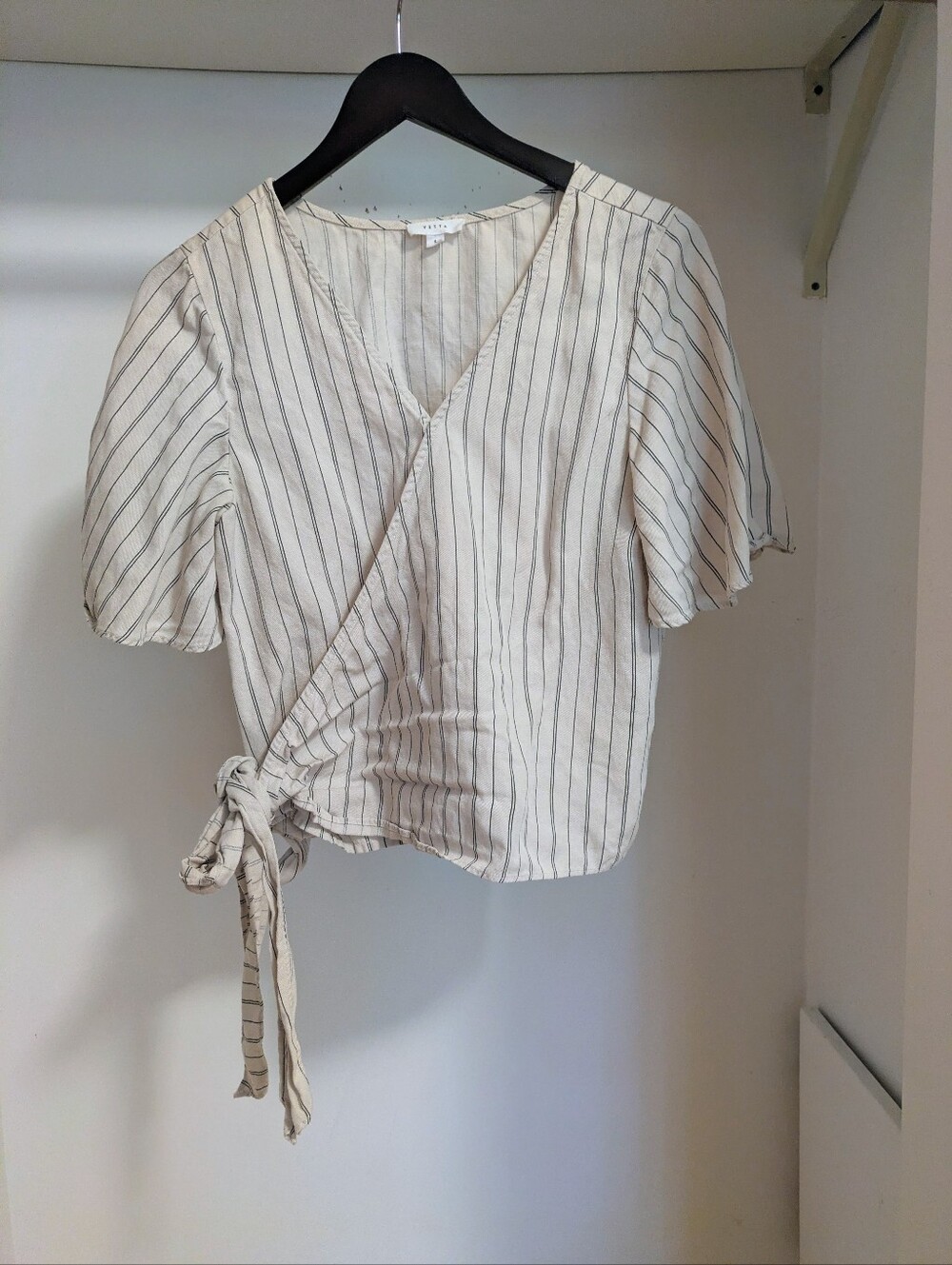 Vetta The Wrap Top in Sand Stripe, size small